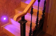 Чугунные балясины на дубовой лестнице вид с низу